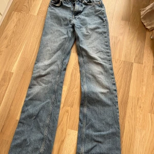Jeans från Gina storlek 32 - Mina favoriter som jag inte han använda så mycket innan jag växte ur dom Jätte fina O bra i storlek 