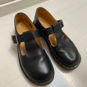 Dr. Martens Mary Janes - Dr. Martens Mary Jane skor, storlek 38 men passar mig som har 39! De är tillverkade i England och är i väldigt bra skick! Fraktas eller möts upp i Stockholm.