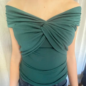 superfin topp från bikbok  - jag säljer en superfin fest topp från bikbok som är i storklek S