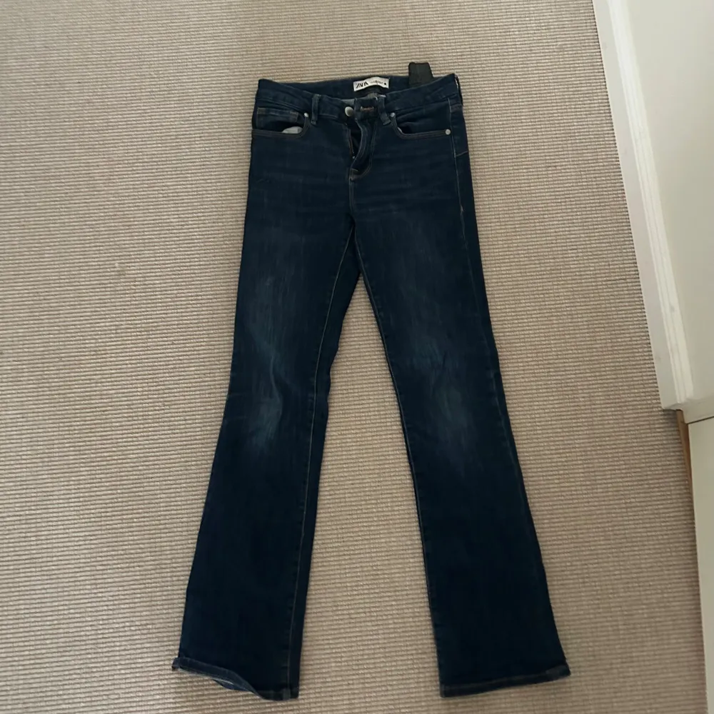 Jätte snygga zara jeans!!! Nästan helt oanvända!!! . Jeans & Byxor.