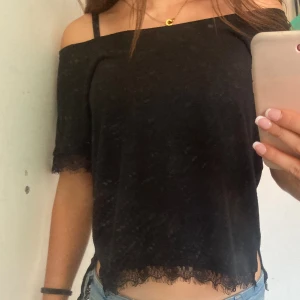 Spets tröja  - Svart spets off shoulder tröja, går även att ha som en vanlig t shirt 💞tryck gärna på köp nu men läs bio först 
