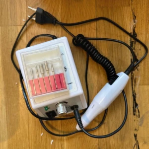 Elfil - Elektrisk nagelfil, fint skick ingår 5st  bits 
