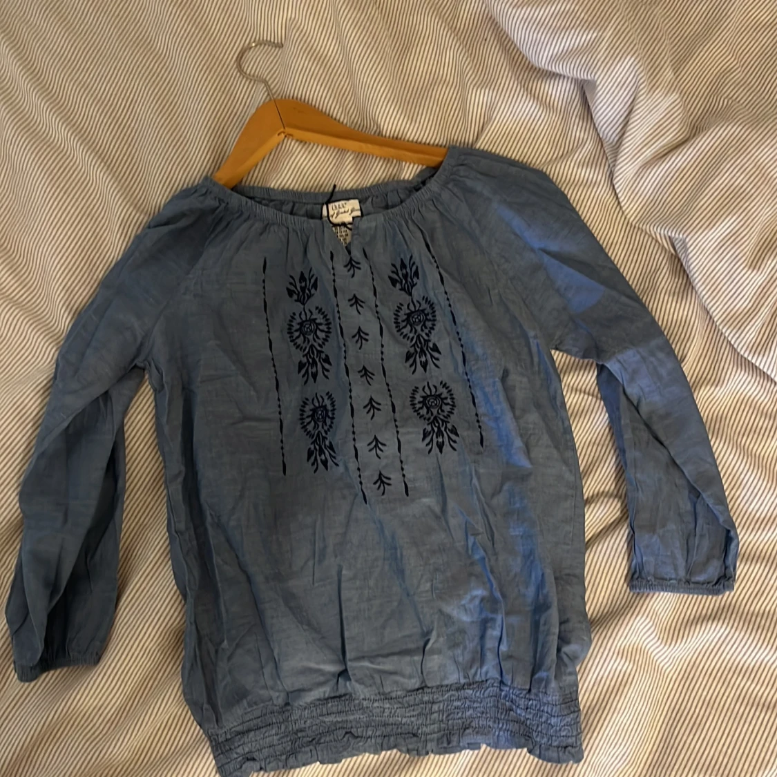Blå blus med broderi