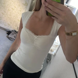  topp - Vit topp från lager 157 med spets och en rosett i mitten💓