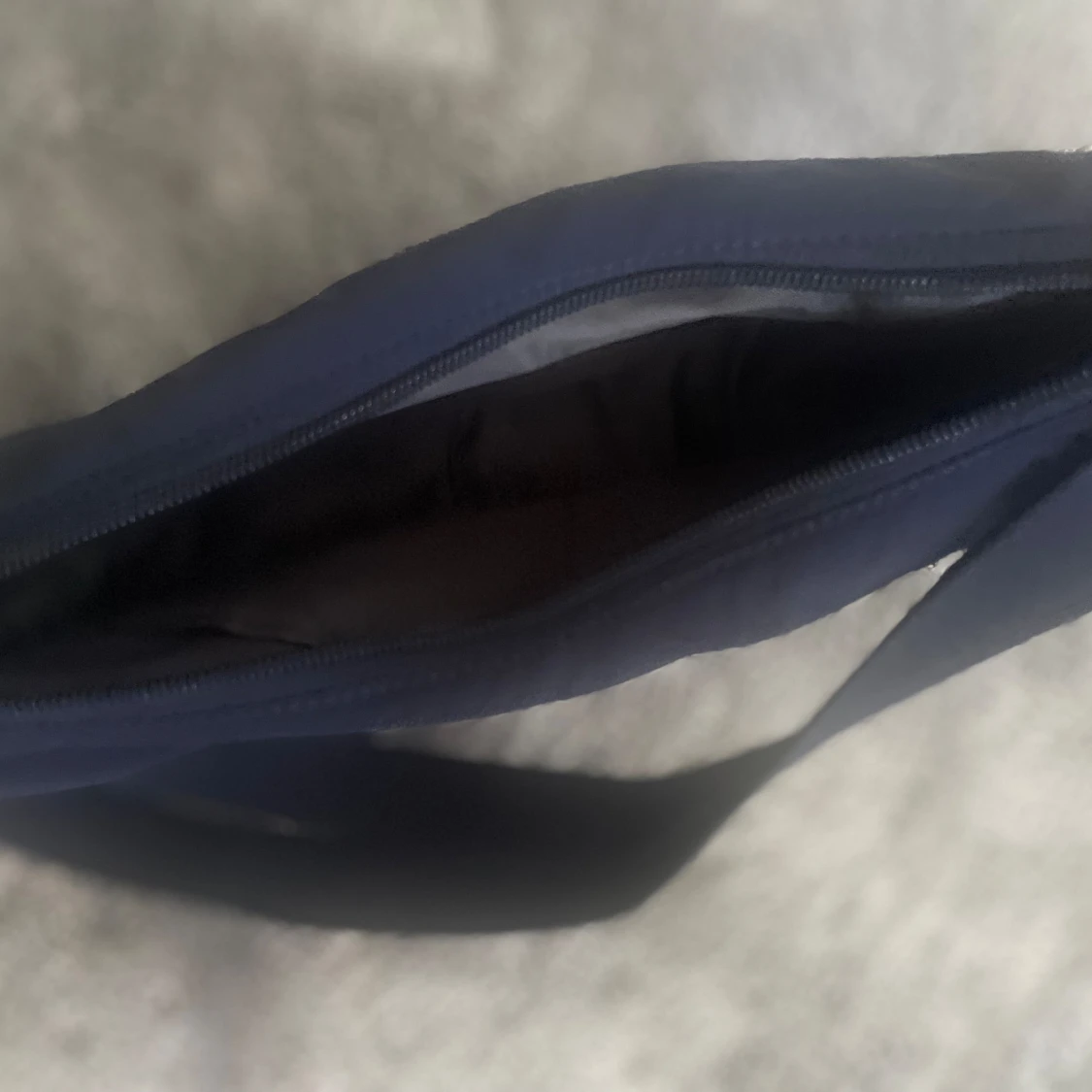 Blå axelväska från Uniqlo med SWE-tryck - 91