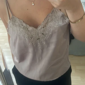 Linne - Säljer detta söta linne i storlek M ifrån ett märke som heter Golden Orchid💕