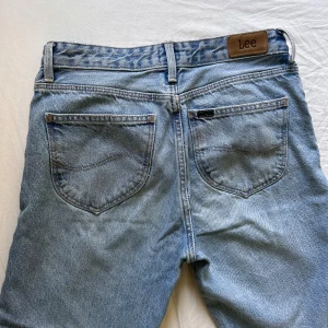 Lee jeans - Jeans jag säljer pga för små. Bra kvalitet, men riktigt sköna!  Hittar inte modellen, men de är klassiska ”raka” jeans. Inte slim, bootcut eller loose.  Har en defekt vid skärpet, men påverkar inte passformen eller om man har skärp. Skick - 7/10 💛
