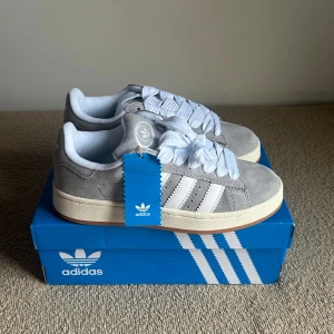 Adidas campus - Säljer nu mina adidas campus skor i färgen grå helt nya vid ytterligare frågor eller funderingar är det bara att skriva ✍️ 