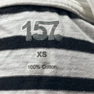 Randig t-shirt i bomull - Säljer en randig t-shirt i 100% bomull. Den är vit med svarta ränder och har en normal passform. T-shirten är i nyskick. skriv för fler frågor eller bilder!💞