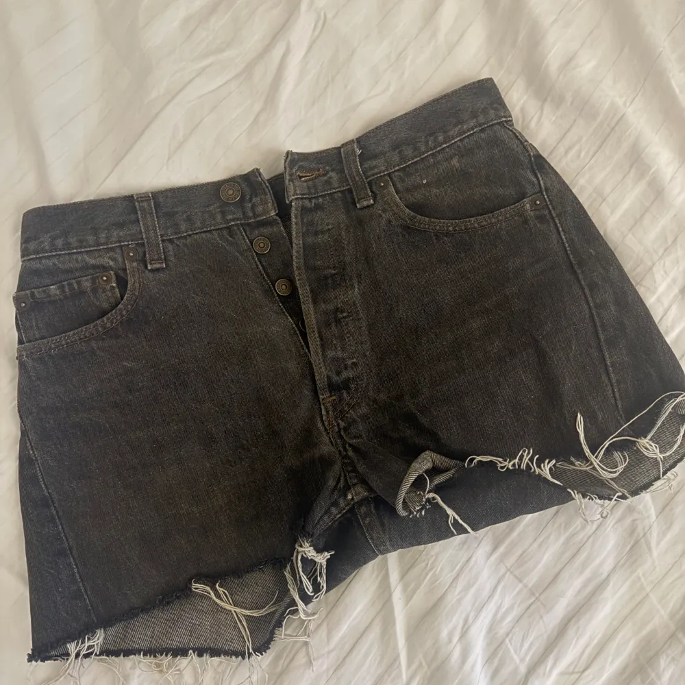 Jätte snygga Levis shorts. Säljer pga kommer inte till användning. Levis stl W30 men skulle säga att det är en 36 i ”vanlig storlek”. Shorts.