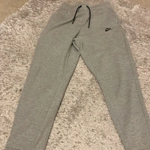 Mjukis byxor  - Gråa nike tech mjukis byxor ny skick