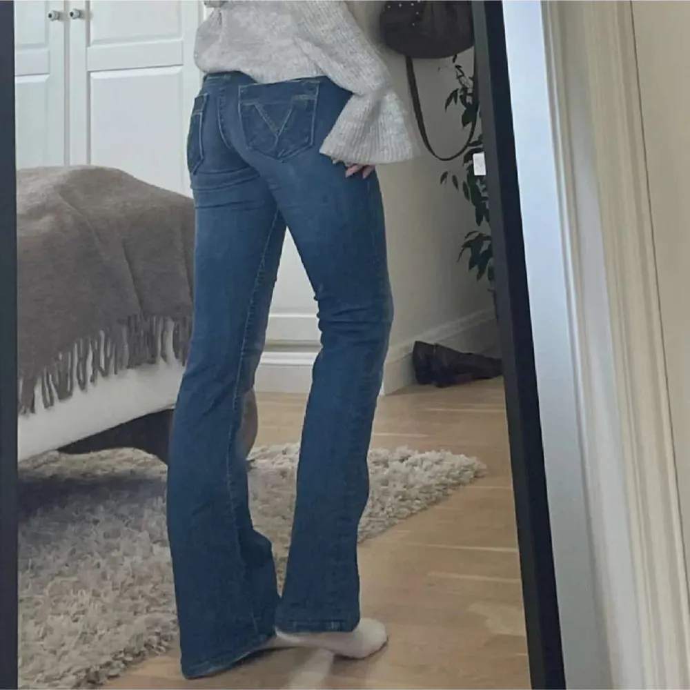 Super snygga lågmidjade jeans. Säljer då de va försmå för mig 💞 Midjemått: 35 rakt över 💞 Lånade bilder.  Skriv till mig om du har någon fråga 💞. Jeans & Byxor.