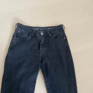 Lågmidjade jeans - Lågmidjade jeans med rak modell från bikbok. Storlek 25 (ungefär en s) och 32 i längden. Nypris 700 kr