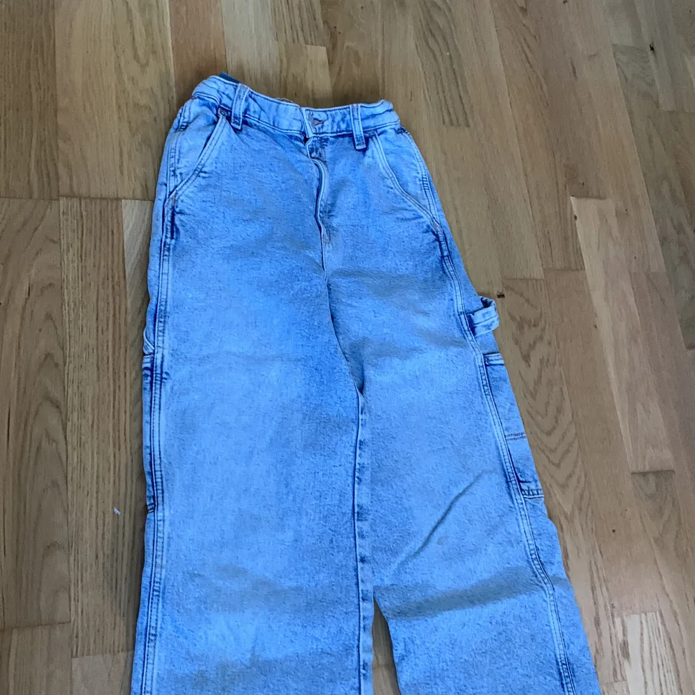 Fina byxor med många fickor och detaljer och i bra skick. Jeans & Byxor.