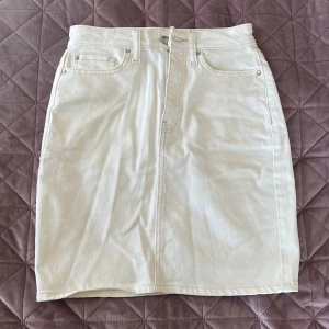 Jeanskjolar - Tre super fina Jeanskjolar  Vit storlek xs från Cubus  Blå storlek 158/164 från Cubus  Rosa storlek 36 20kr styck 