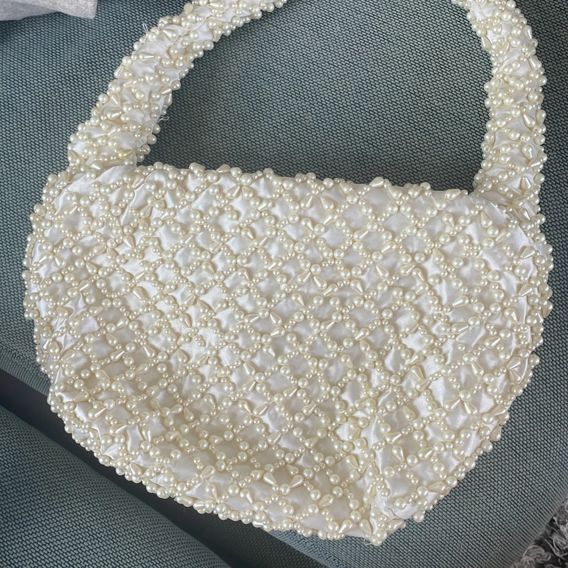 Vit handväska med pärlor