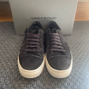 Vagabonds Paul 2.0 - Tjena säljer ett par riktigt snygga vagabonds. Använt skick. lite slitet på hälen men de inget som märks liten defekt också på mockan. Hör av er vid frågor! Box ingår 📦