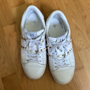 Valentino skor - Köptes på Vestiaire för 3600kr, är därför inte 100% säker på äkthet. Har kvar boxen jag fick med och de som låg i.  Har inga stora slitage.