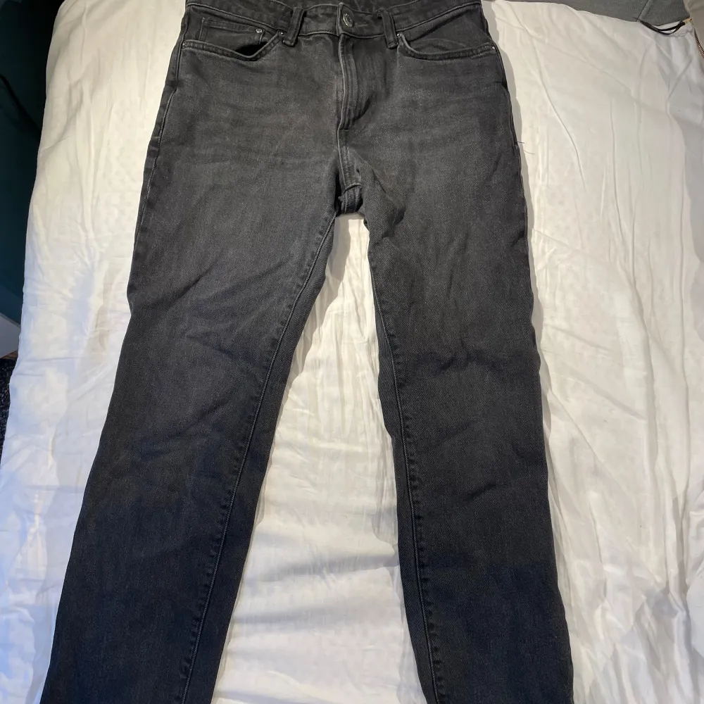 Tjena säljer mina svarta jeans i regular fit men skulle säga att de är mot det slimmare hållet. Storlek 29/32 Hör av dig vid frågor . Jeans & Byxor.