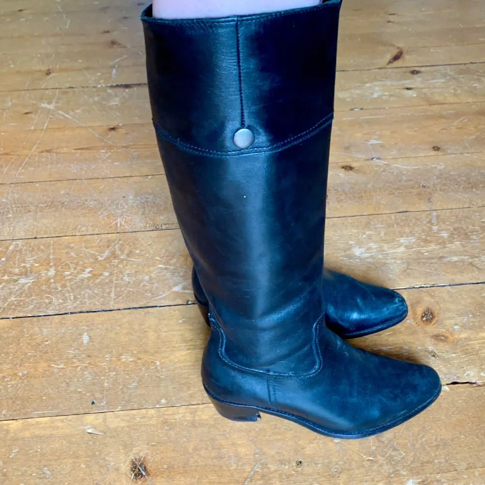 Ett par svarta boots köpta second hand i storlek 38. Skor.