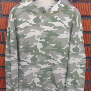 Hoodie från ellos - Hoodien är kanppt använd och därför i bra skick, säljs för att den blivit för liten. Den har camouflage mönster. 