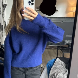 Stickad tröja - Jättefin stickad tröja från zara. Köpt på Vinted för ungefär ett halv år sen men aldrig använd av mig. Perfekt nu till höst!💙 inga defekter såsom hål eller fläckar!