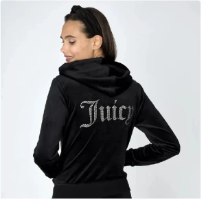 Juicy kofta - Säljer denna juicy kofta i nyskick dock köpt här på Plick för ett tag sedan men fortfarande i fint skick men inte kommit till användning, den är marinblå. Nypris ca 800kr