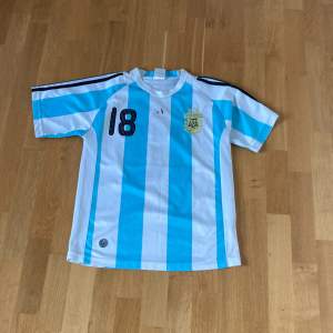 Tja säljer min använda Messi tröja från adidas den är använd rätt så mkt och är därför lite sliten på adidas märket i fram tröjan är från Messi 04/05 säsong i argentinska landslaget   Pris kan diskuteras vid snabb affär   Hör av dig om du har frågor😉