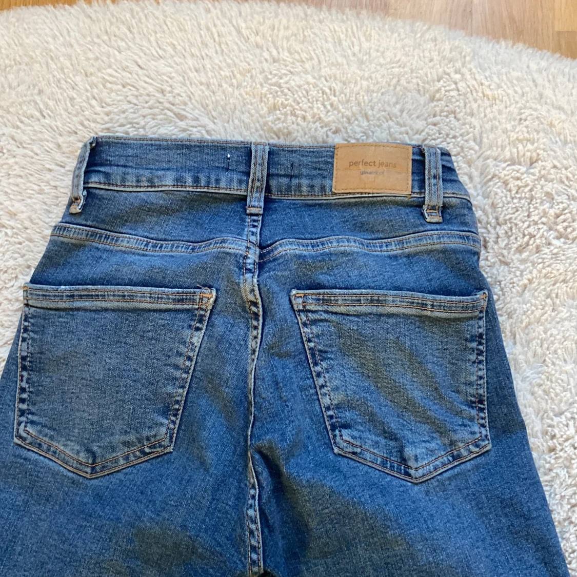 Low waist bootcut jeans från Gina  - 91