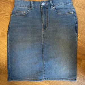 Blå jeanskjol från ONLY - Säljer en snygg blå jeanskjol från ONLY i storlek S. ❤️❤️❤️