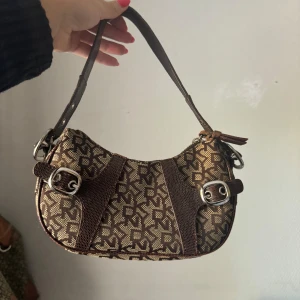 DKNY väska  - Äkta och näst intill aldrig använd. Köpte här på plick och säljer nu vidare !