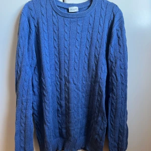 John Henric tröja - Säljer nu min nice kabelstickade John Henric tröja då den inte kommer till användning längre. jättebra skick men inga defekter mm. Passar bäst på någon som är ca 183