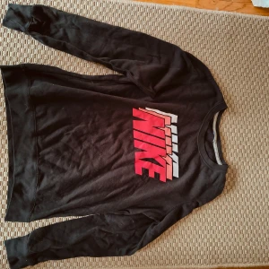 Nike tröja S - Knappt använd Nike tröja i strl S.