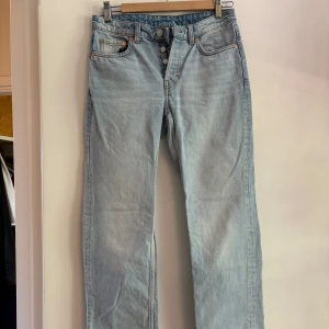 Ljusblå jeans från Weekday - Säljer ett par ljusblå jeans från Weekday i storlek W26 L30. De är i  lowrise/midrise straight fit - Modellen heter ”Pin”. Perfekta vardagsbyxan men tyvärr en storlek för små för mig! Passar en stl. 34 eller 32 för en oversized look! ⭐️