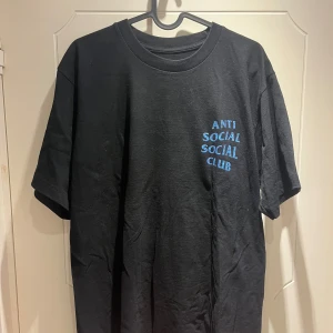 Anti Social Social Club T-shirt - Använd max 4 gånger Köpt för 1449kr Storlek L men sitter som M Modellen på bilden är 185cm och väger 82kg