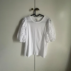 H&M t-shirt - Säljer en jätte gullig tröja som är slutsåld på h&m och den är aldrig andvänd men prislappen är inte kvar för trodde jag skulle andvända den men det blev inte så ❤️skriv för fler bilder 