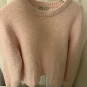 Stickad tröja - Stickad tröja från Gina i ljusrosa. Mycket fint skick utan noppor 