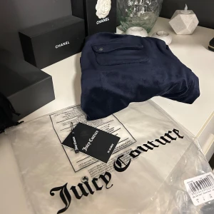 Mörkblå mjukisbyxor från Juicy Couture - Snygga mörkblå mjukisbyxor från Juicy Couture. Använda 2 gånger och aldrig tvättade så är som om du skulle köpa helt nya. Tags och påse finns kvar och medföljer vid köp. Köpta från Juicy Couture hemsida. Pris kan delvis diskuteras. 