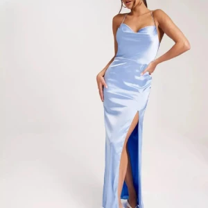 Balklänning - Superfin satinklänning som använts vid ett tillfälle, därav fint skick! Köpt för 899 kr❤️