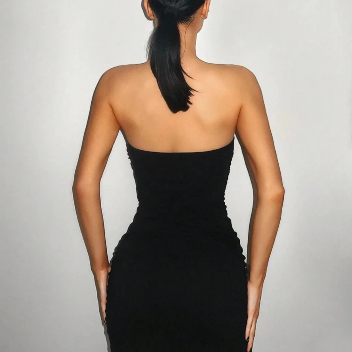 Svart axelbandslös klänning - 1