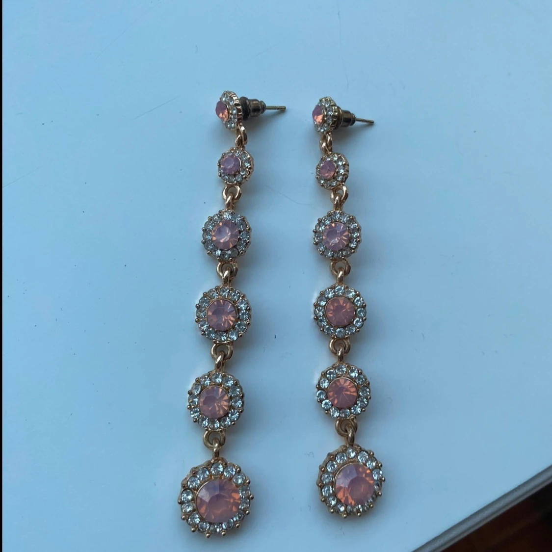Långa örhängen med rosa stenar - 1