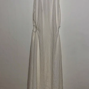 Forever New maxi dress  - Vit långklänning från Forever New  med cut-out detaljer i sidorna, aldrig använd (lappen sitter kvar). Köpt för 1489kr sommaren 2024. 