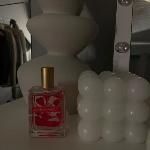 Kenzo Flowerista Parfym - Säljer en Kenzo Flowerista parfym. Inte använd som ni ser på bilden🫶 100kr