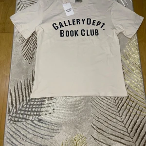 Beige t-shirt från Gallery Dept. - Över seiz