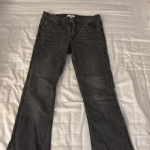 Svarta jeans från Gina Tricot - Snygga svarta low waist jeans från Gina. Dom är i nyskick samt bootcut. De har en dragkedja och knapp framtill samt fem fickor. Perfekta för en avslappnad stil.