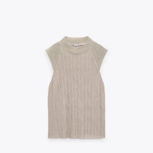 Beige ärmlös topp från Zara s ribbad halter neck  - Snygg beige ärmlös topp från Zara med ribbade detaljer vid hals och ärmar. 