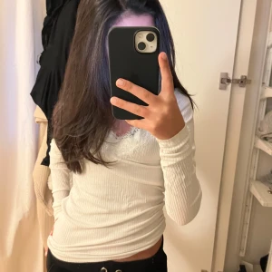 Snygg vit spets tröja - Säljer en fin spetströja som inte kommer så mycket till användning längre! Skriv för frågor eller köp💝