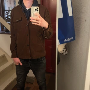 Brun jacka från Eton - Tjena! Säljer nu en snygg brun overshirt från Eton. Denna over shirt ligger på ett nypris runt 4000 kr och har ett riktigt dunder pris här hos oss! Den ärPerfekt för höst och vår med sin stilrena design. OBS priset är ej satt i 🪨 
