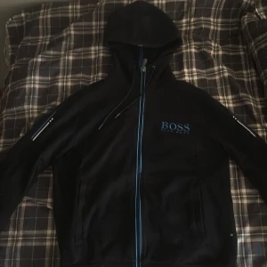 Svart hoodie från Boss - hugo boss tröja 1 vecka gammal beställde fel storlek nytt pris 1899.  (pris kan diskuteras vid snabb affär)