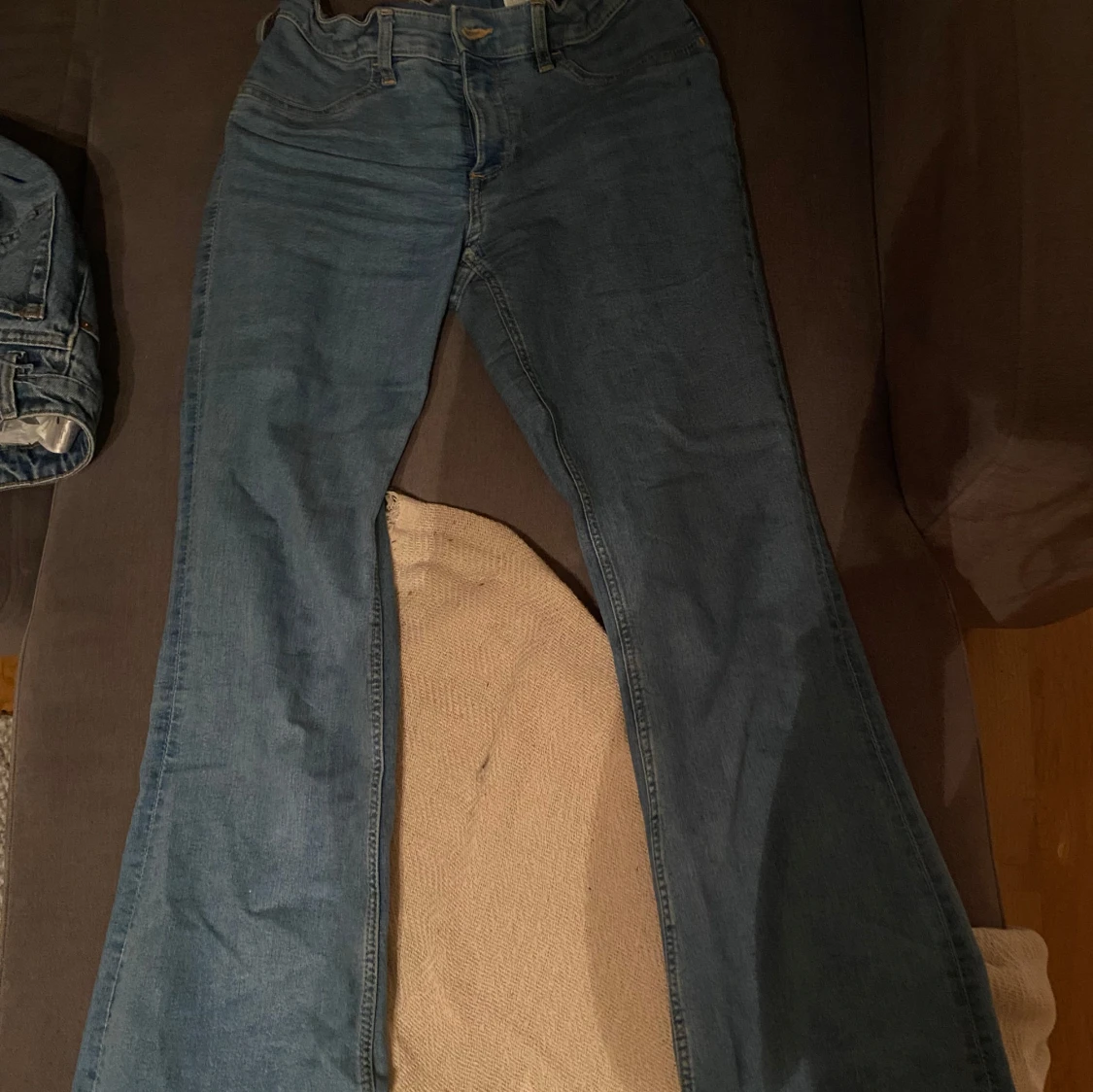 Blå jeans med bootcut - 4